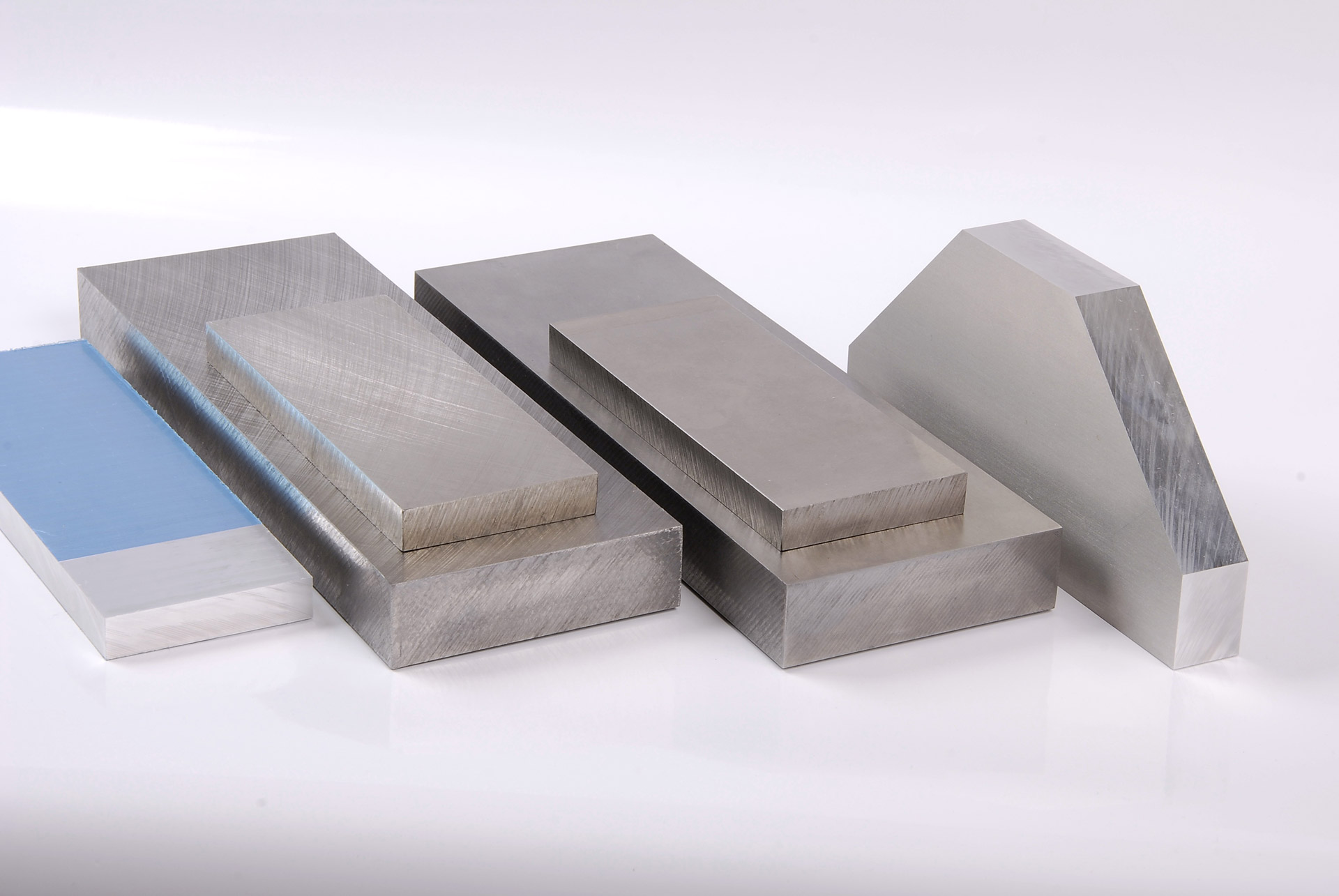 Individuelle Maßzuschnitte aus verschiedenen, vorgefertigten, in der Dicke bereits bearbeiteten, Stahl,- Aluminium- und Kunststoffplatten.